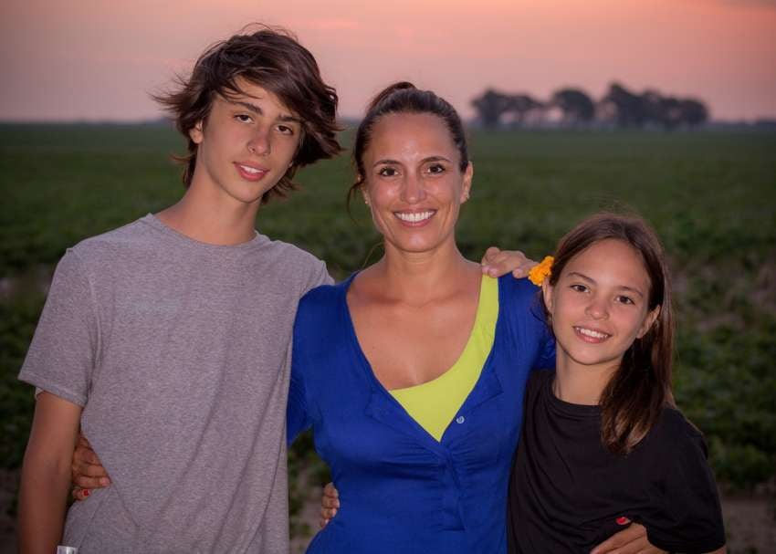 
Súper mamá. A Lorena le encanta compartir la casa y sus actividades en ella con sus dos hijos. | Ignacio Blanco / Los Andes
   