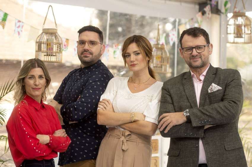 
Paula Chaves junto a los jueces de la competencia. 
