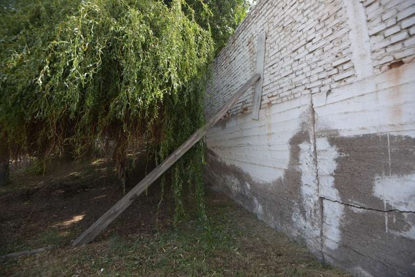 
Apuntalado. El muro que da a calle San Martín, junto al portón de ingreso a la ‘popu’, está por caerse. | Claudio Gutiérrez / Los Andes
   