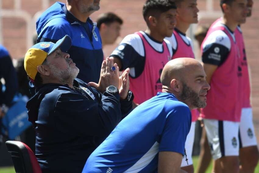 
¡Gracias ma!. En cada gol del Lobo y cuando terminó el partido, Maradona miró el cielo y habló con su mamá.  | Marcelo Rolland / Los Andes
   