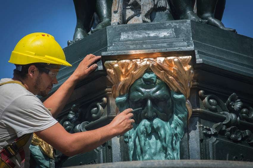 
Pintura. Una de las admirables efigies de esta fuente que fue comprada por catálogo a Francia | Orlando Pelichotti / Los Andes
   