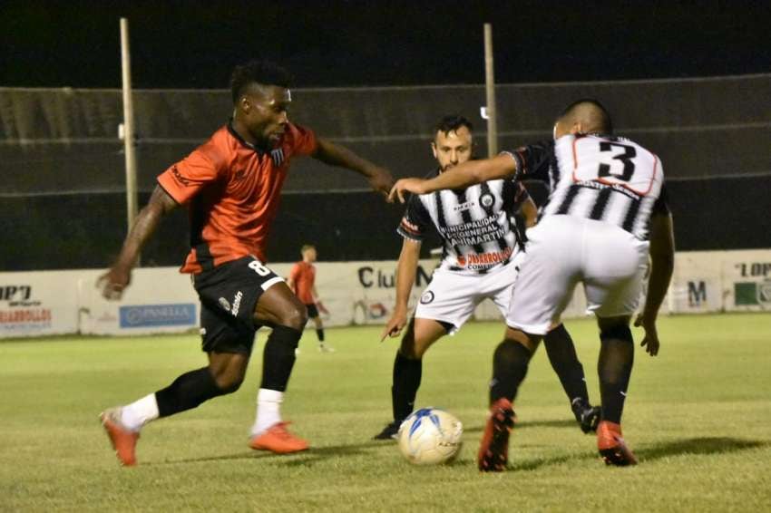 
Felix Orode debutando con la casaca del Lobo | Gentileza / Prensa Gimnasia y Esgrima
   