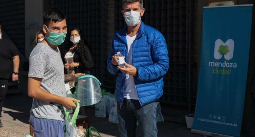 
El intendente Suárez entregando el kits sanitario para los trabajadores.  | Prensa Ciudad de Mendoza
   