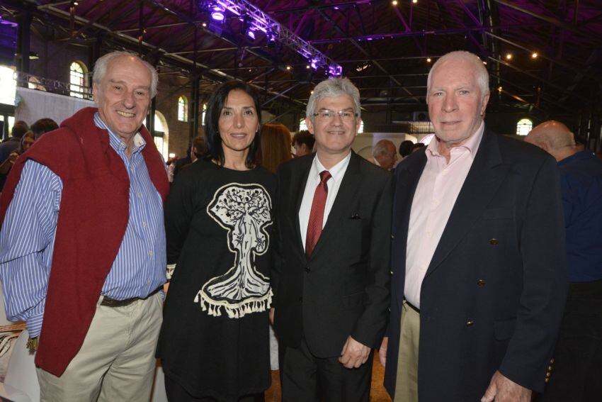 
    Kevin Caillet Bois, Nora Meineri, Sergio Lorenzo -titular de la Casa de Mendoza en Barcelona- y Juan José Canay.
   