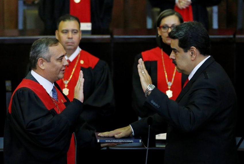 
El momento de la jura del presidente. | Foto: AFP
   