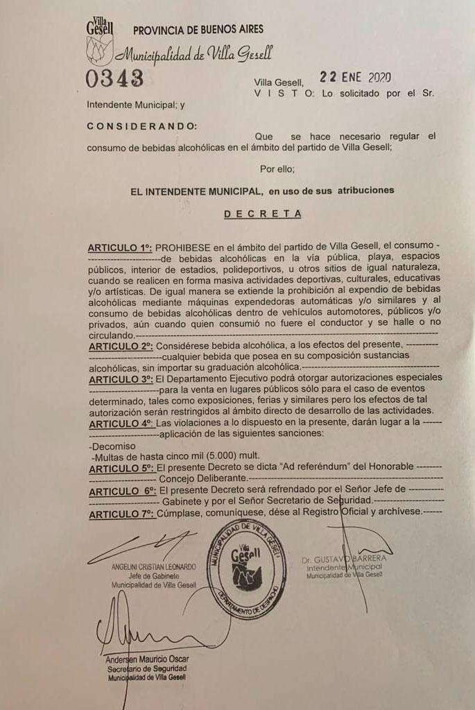 
    El decreto se puso en vigencia este miércoles y prohíbe el consumo de alcohol en espacios públicos. - Gentileza
   