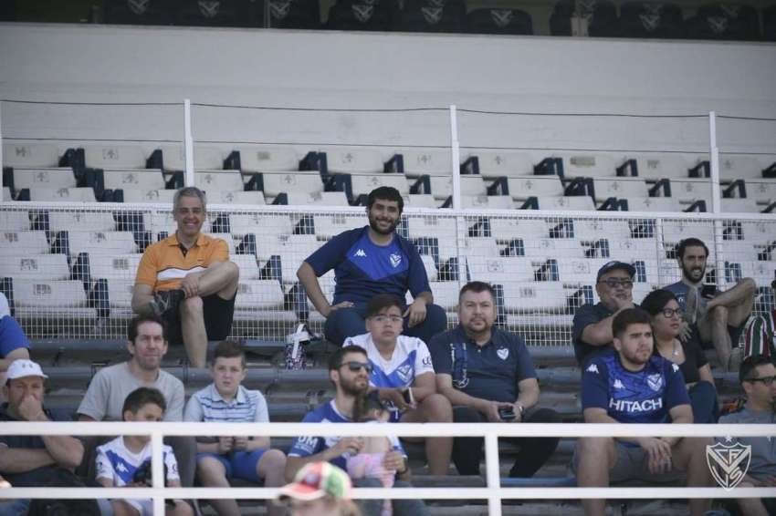 
    Hinchas del Fortín festejan en la platea local (Prensa Vélez).
   