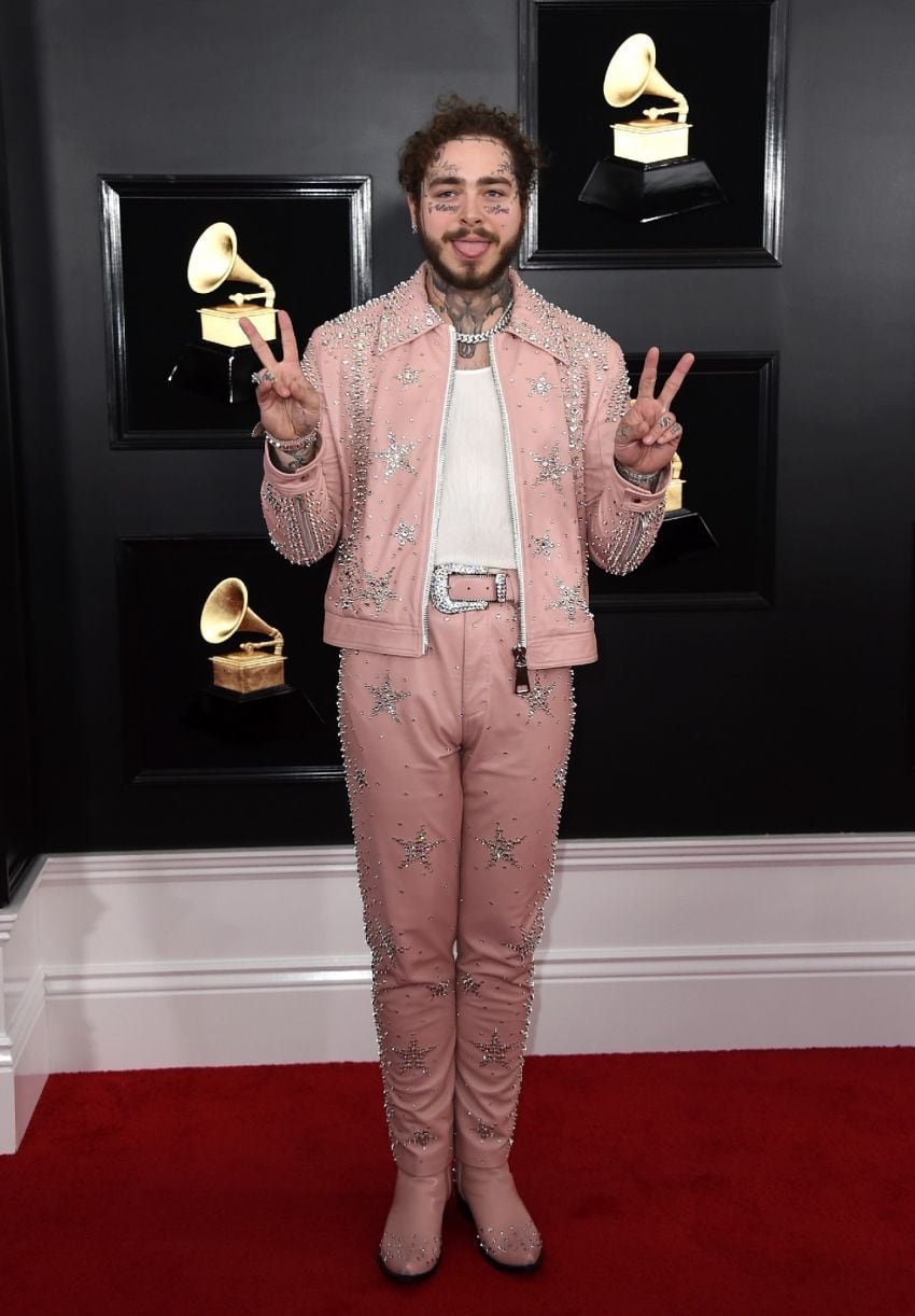 
    Post Malone, el rapero que sorprendió con su traje rosado viejo y brillos.
   