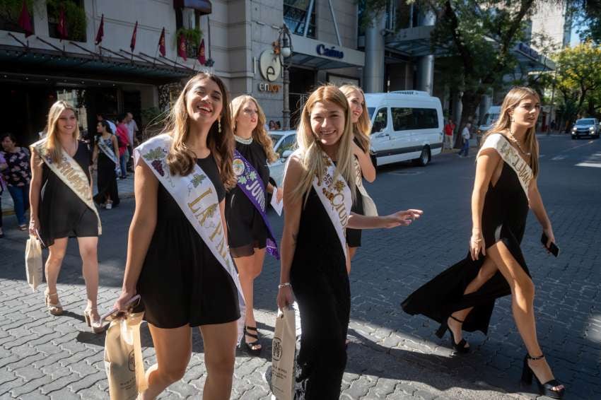 
Dulces mendocinas. Las candidatas salieron del Sheraton y caminaron hacia el auditorio Adolfo Calle para aprender sobre redes sociales | Ignacio Blanco / Los Andes
   