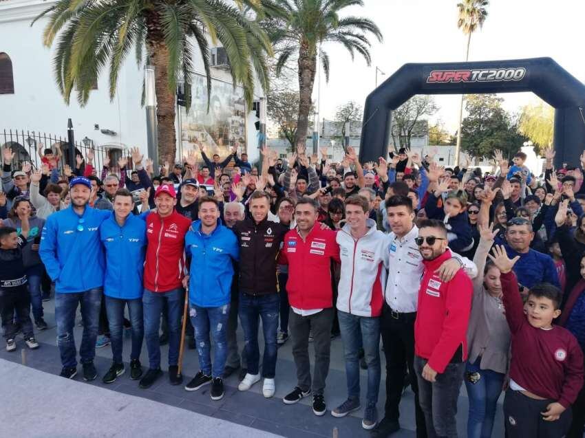 
Boxes abiertos Muchos fanáticos llegaron hasta el Paseo de la Patria e interactuaron con los pilotos.   | Prensa Super TC2000
   