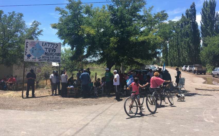 
El grupo que se apostó en la ruta 143 decidió cortar el paso a la 1 de la madrugada por tiempo indeterminado | Gentileza
   