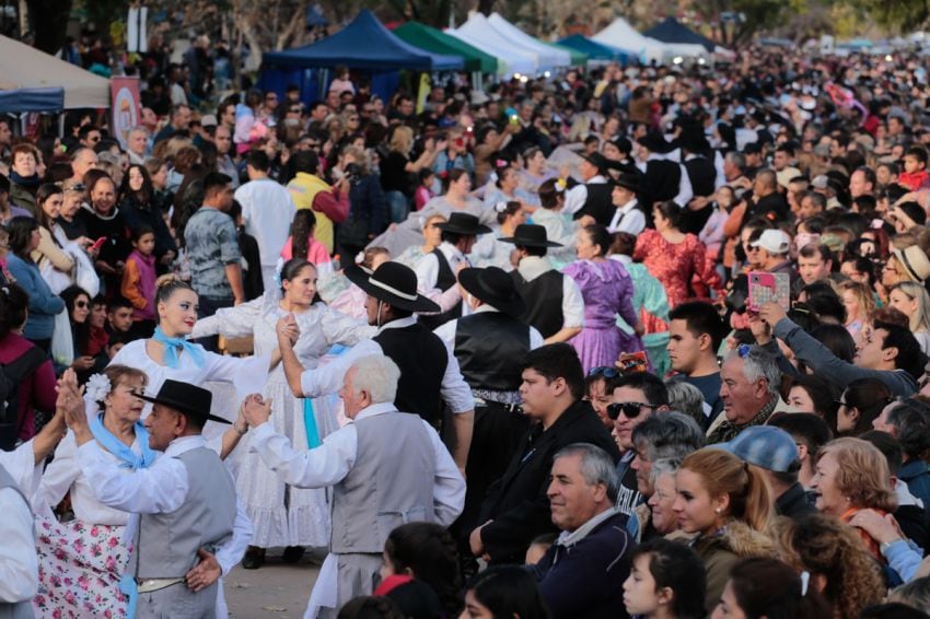 
San Rafael. También en el Sur la gente salió a festejar. | Marcelo Piaser / Los Andes
   