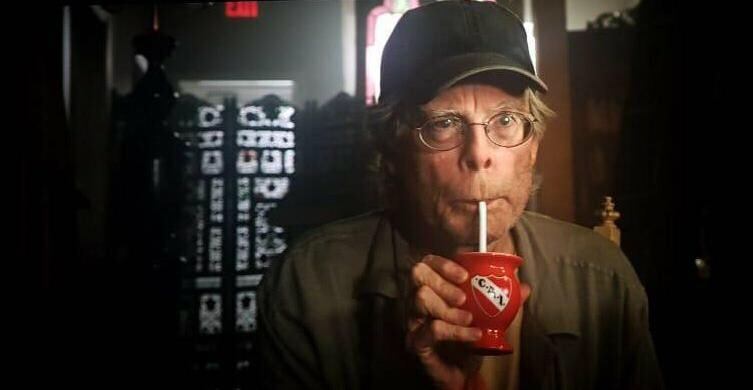 ¿Hincha de Independiente? Stephen King toma mate en "It: capítulo 2" (2019)