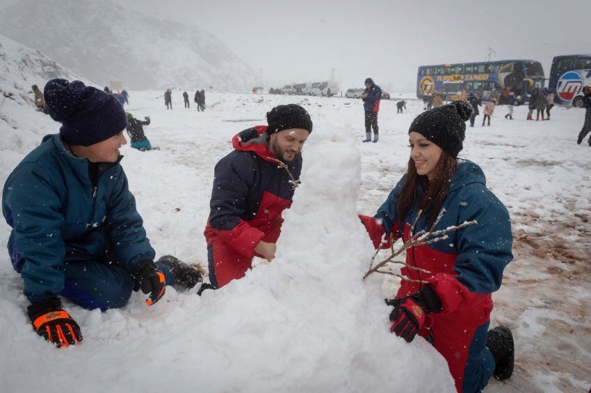 
Un juego: Joaquín, Exequiel y Giuliana armaron un muñeco de nieve. Están de paseo por la provincia. | Ignacio Blanco / Los Andes
    