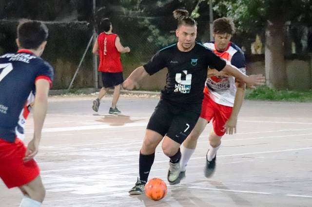 
    José Cerda, líder y capitán del CUC, domina el balón. / Gentileza: Santiago Tagua (FEFUSA).
   