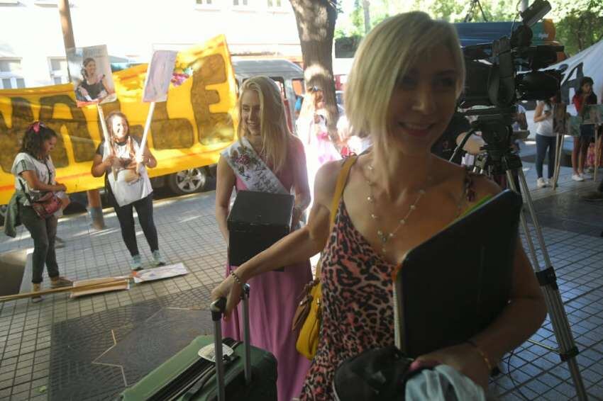 
    La Virreina nacional, Luz Martina Mercol, ingresa al hotel junto a su mamá. / Ignacio Blanco
   