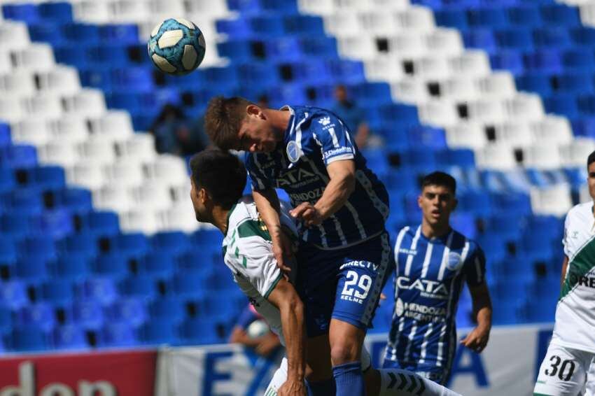 
De mal en peor. Tomás Badaloni salta ante la marca de Luciano Lollo. El pibe del Tomba ingresó en el complemento, pero no pudo marcar diferencias. | José Gutiérrez / Los Andes
   