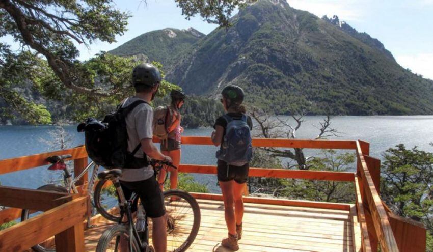 
    El Parque Nacional Nahuel Huapi recibió 430.000 visitantes en 2018, y fue el tercero más visitado.
   