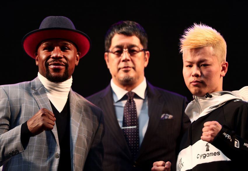 
    Floyd junto a su rival, el "Ninja Boy" del kickboxing japonés / AFP
   