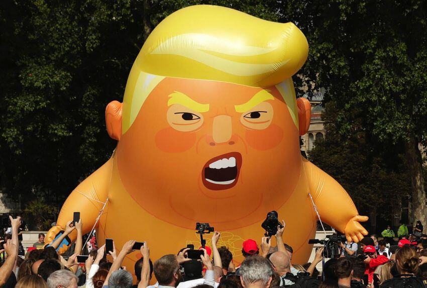 
Foto: AP | Un dirigible bebé de seis metros de altura con la cara del presidente de los Estados Unidos, Donald Trump, es enviado como protesta en la Plaza del Parlamento en Londres, Inglaterra.
   