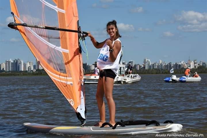 
    Constanza Almerara se quedó con el primer llugar en la sub 17 de la clase Techno 293.
   