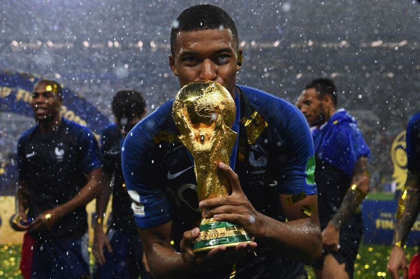 
Foto: AFP | El delantero de Francia, Kylian Mbappe, besa el trofeo de la Copa del Mundo después de ganar la final ante Croacia.
   