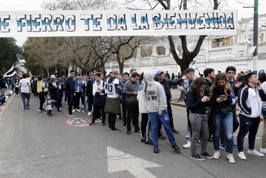 
Un cuerpo especial de Gerdarmería custodia las obras del nuevo estadio de Estudiantes de La Plata, | AFP
   