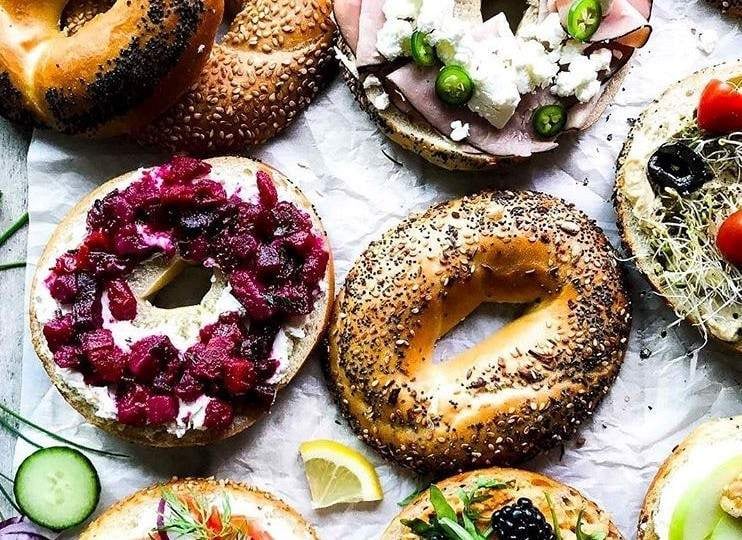 Bagels: esos pancitos en forma de dona que se pueden rellenar con lo que quieras, desde salados como la palta, el huevo, el jamón o el queso, hasta las opciones dulces como mermelada y queso crema, frutas o mantequilla de maní. 