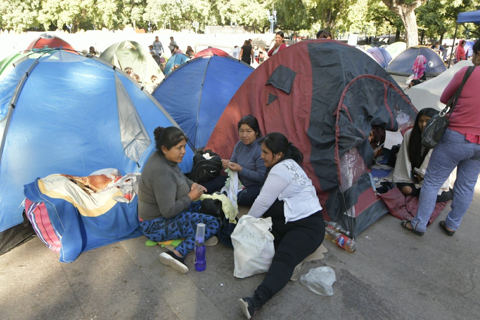 Acampe de la Unidad Piquetera en la Plaza Independencia. Foto: Orlando Pelichotti / Los Andes