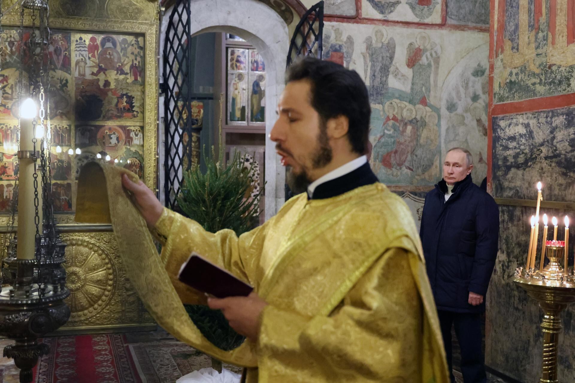 Putin celebró solo la Navidad ortodoxa en una iglesia dentro de la fortaleza del Kremlin. / Foto: EFE/ EPA/ MIKHAEL KLIMENTYEV / SPUTNIK / KREMLIN POOL
