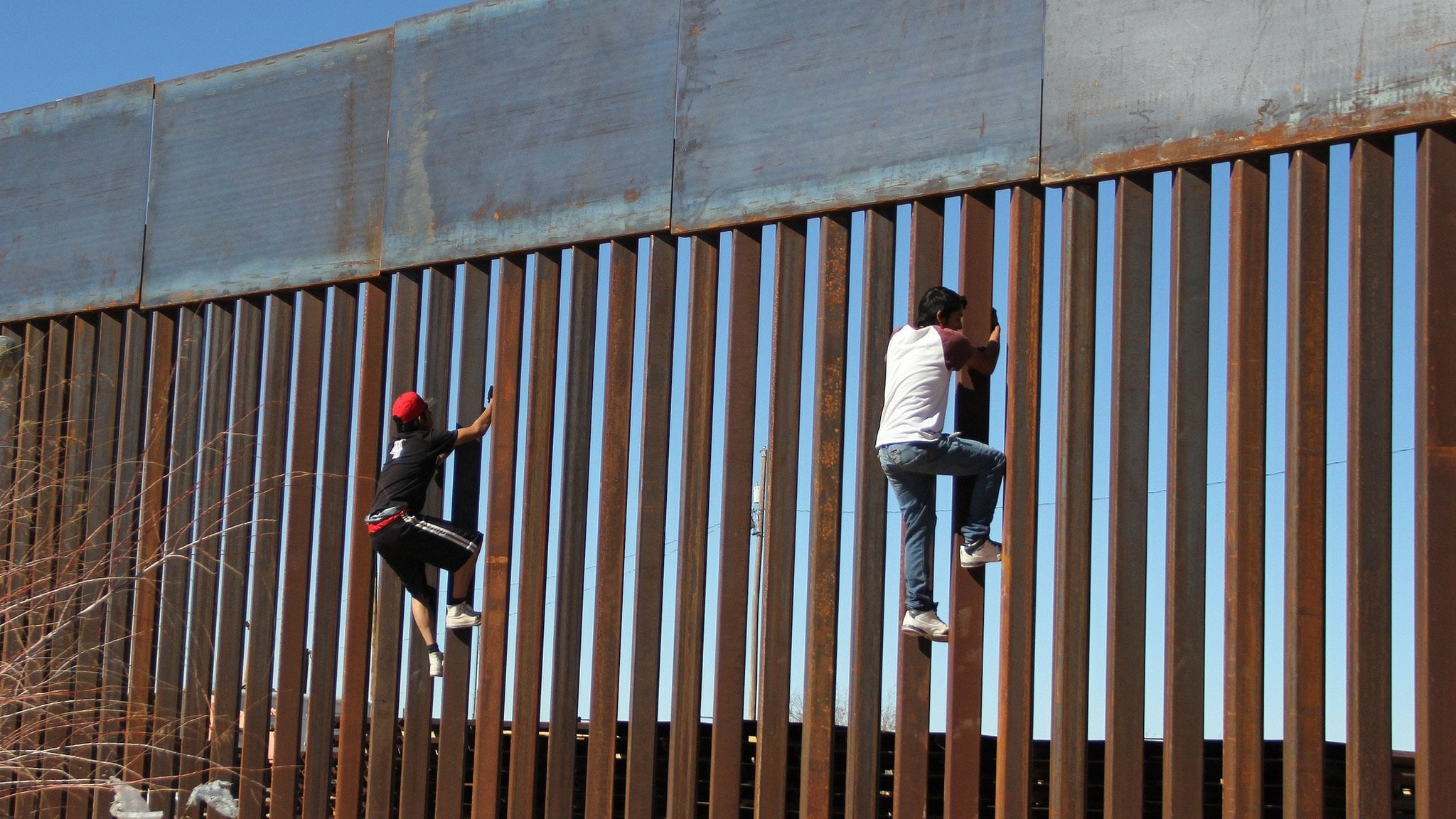 El muro fronterizo entre México y Estados Unidos. Foto: BBC.