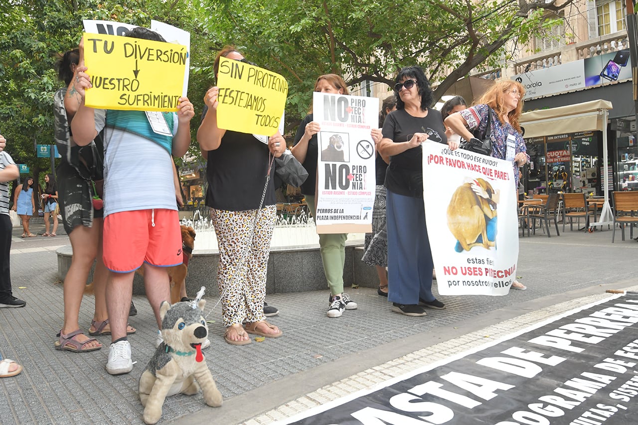 Defensores de animales realizaron una Protesta por el uso de pirotecnia en Peatonal Sarmiento y San Martín de Ciudad. Foto: Marcelo Rolland / Los Andes