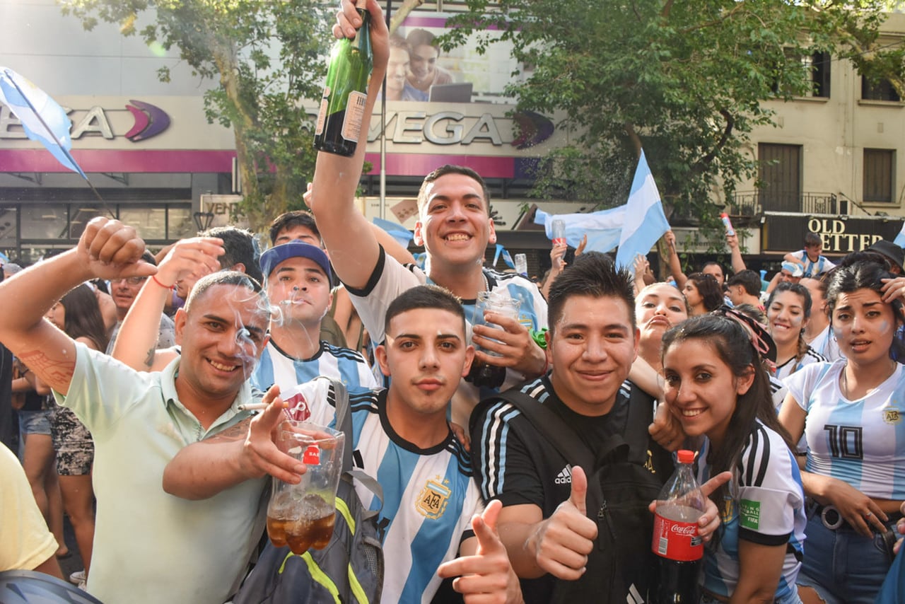 Argentina ya esta en cuarto de final y Mendoza lo festejo así. 
Foto: Mariana Villa / Los Andes