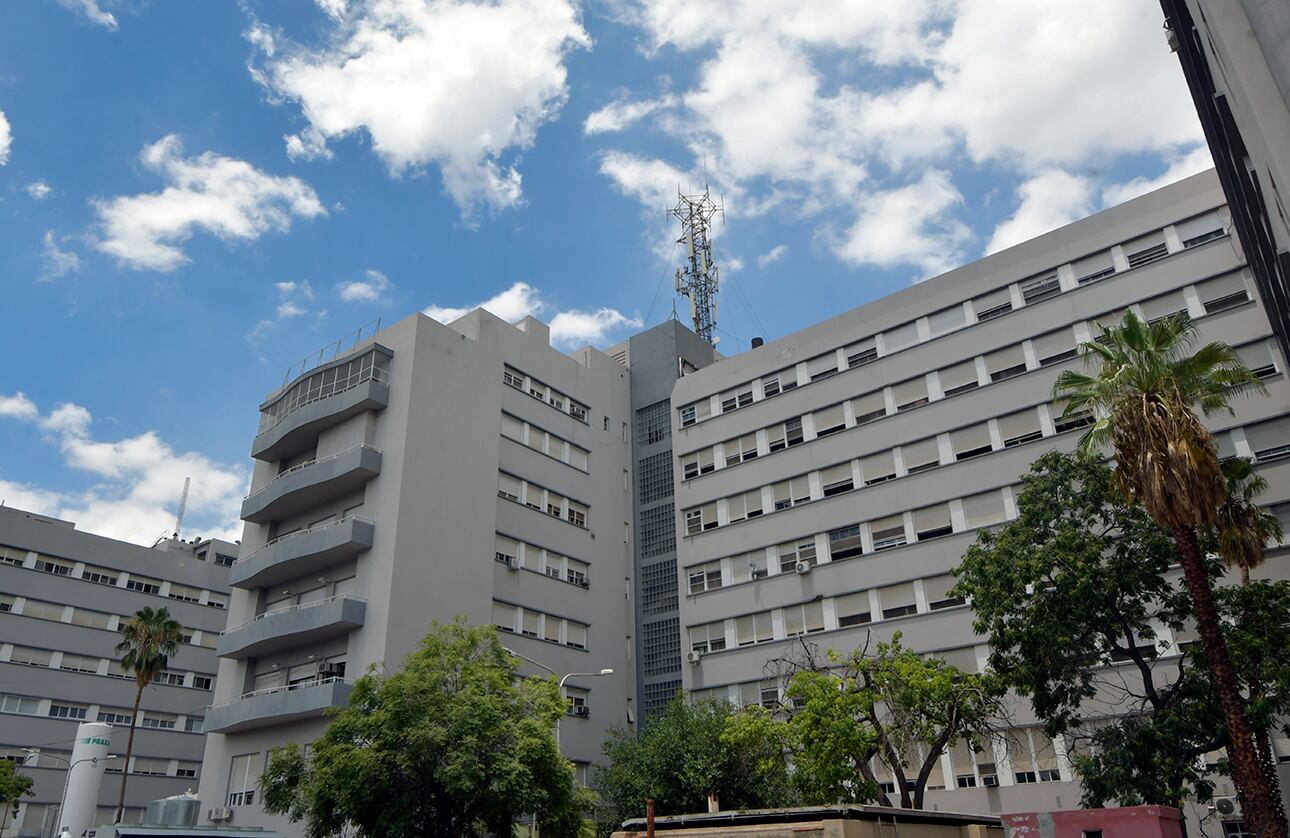 Hospital Central de Mendoza
El principal centro de Salud de la provincia de Mendoza aún está en reformas, tras el regreso a la normalidad después de pasar la pandemia por coronavirus o Covid 19.
Fachada posterior.

Foto: Orlando Pelichotti