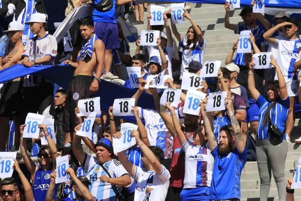 Los hinchas del Tomba y un amor eterno para el Morro García. / Gentileza.