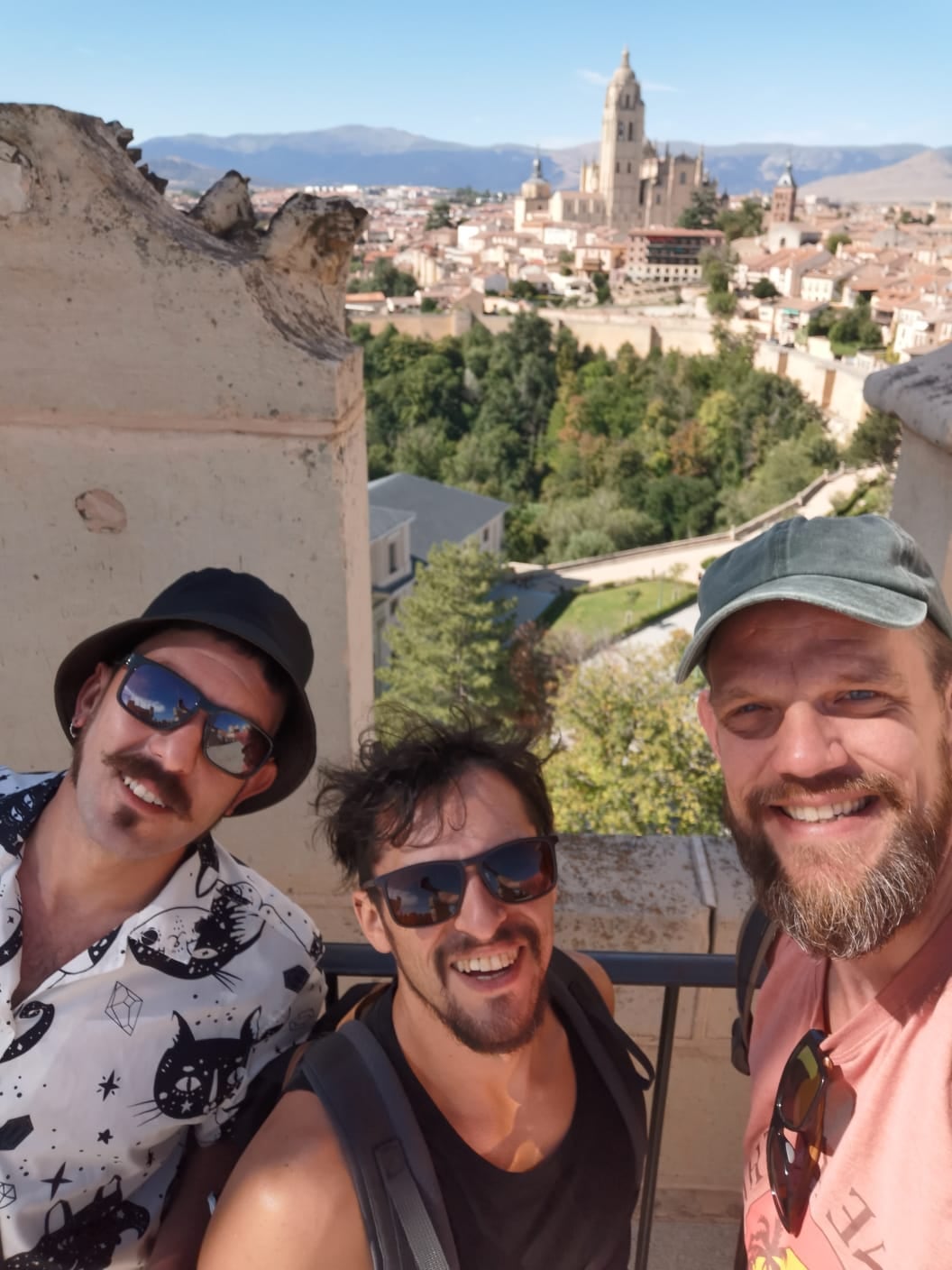 El viaje de sus vidas: son mendocinos y llevan recorridas 30 ciudades de España con la música callejera. Foto: Gentileza Adiós Muchacho Feliz