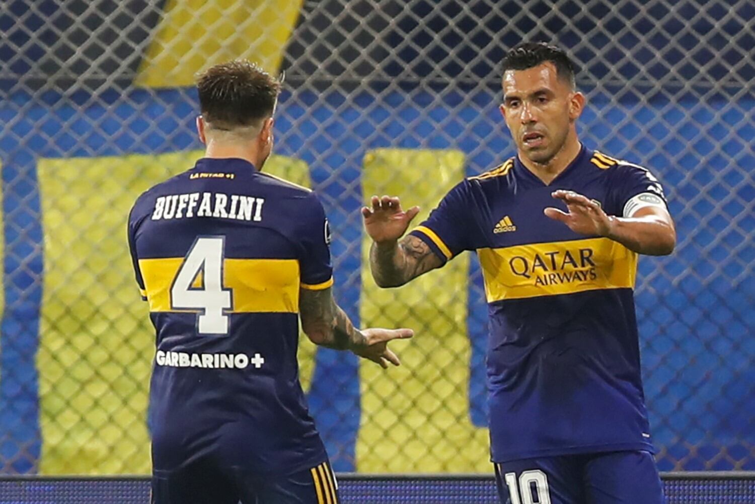 Julio Buffarini y Carlos Tevez fueron compañeros en Boca. Independiente los volverá a unir. 