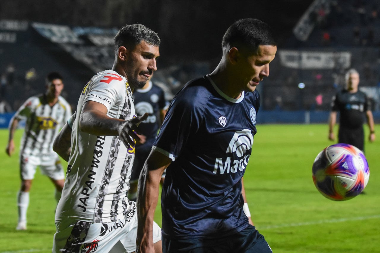 Permitido soñar. El paraguayo Alex Arce, el goleador del campeonato, es una pieza fundamental en esta versión Azul 2023. 
Foto: Mariana Villa / Los Andes