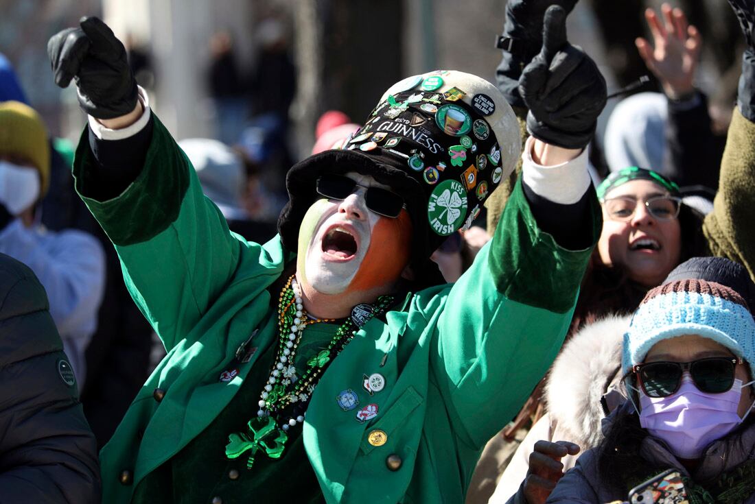 Un asistente al desfile grita durante el Desfile del Día de San Patricio en South Columbus Drive. (AP)