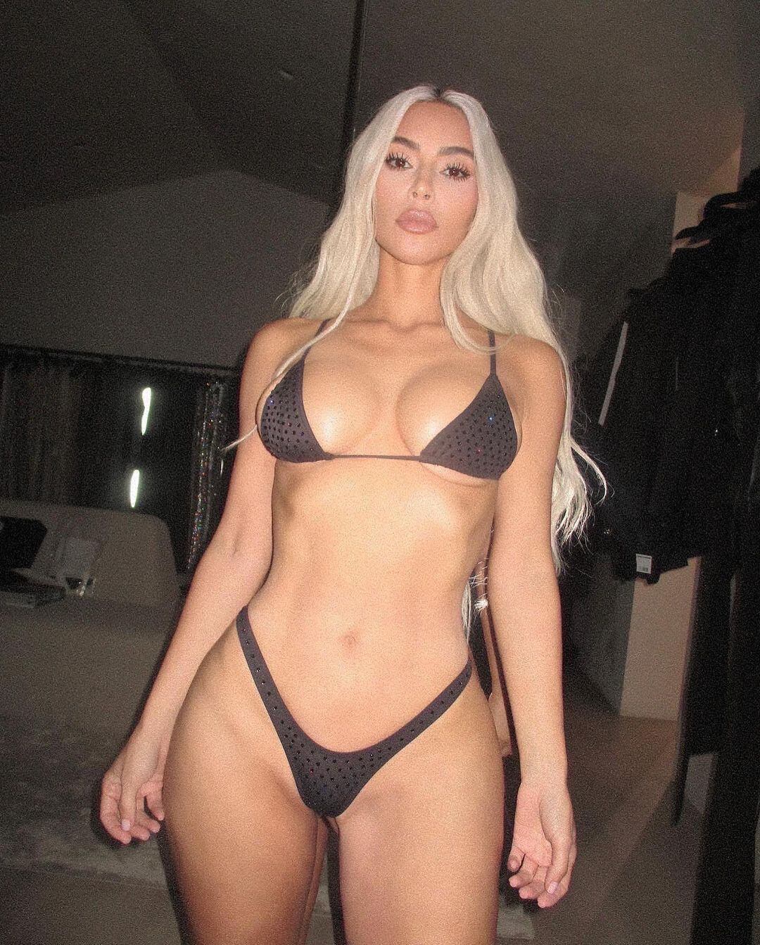 Kim Kardashian con microbikini