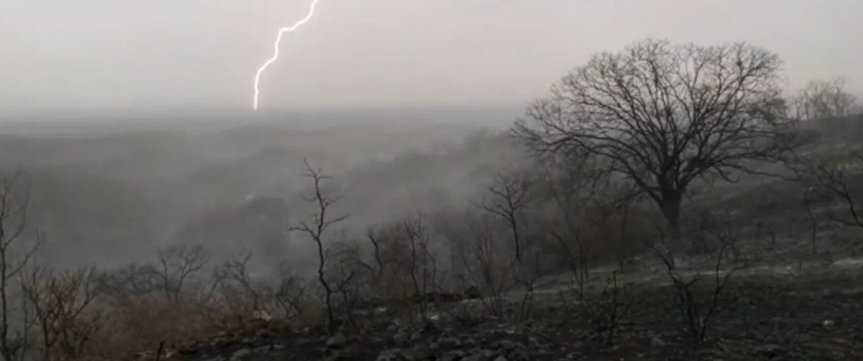 La caída de rayos originaron dos nuevos focos de incendios en las sierras de Córdoba. Foto gentileza El Doce TV.