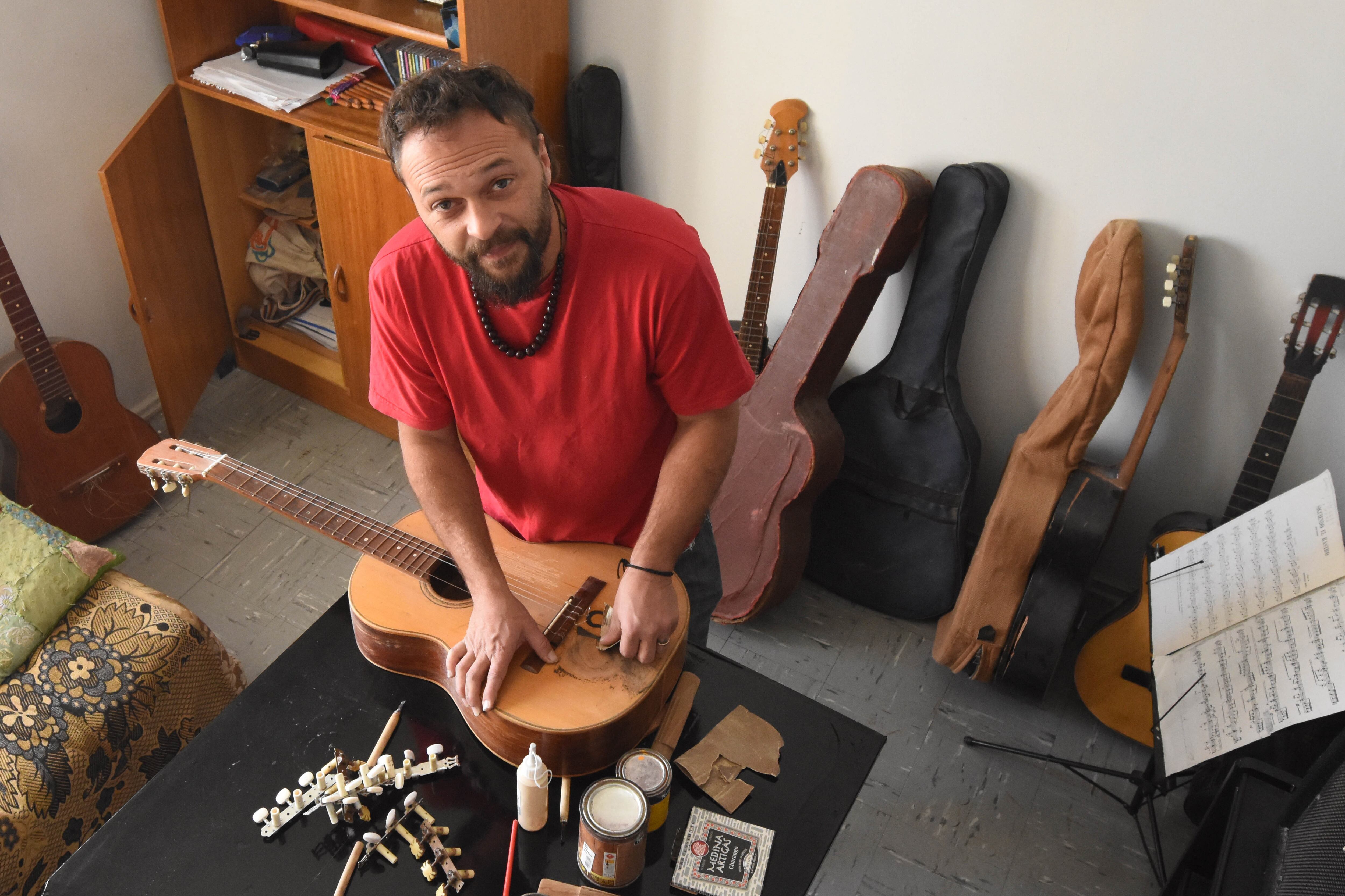 Gabriel Mignani repara instrumentos donados para entregar a los chicos que no tienen para aprender. | Foto: Los Andes