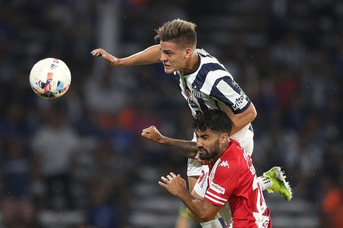 Federico Girotti vio la roja en tiempo cumplido. Igual, recibió aplausos de los hinchas de Talleres.