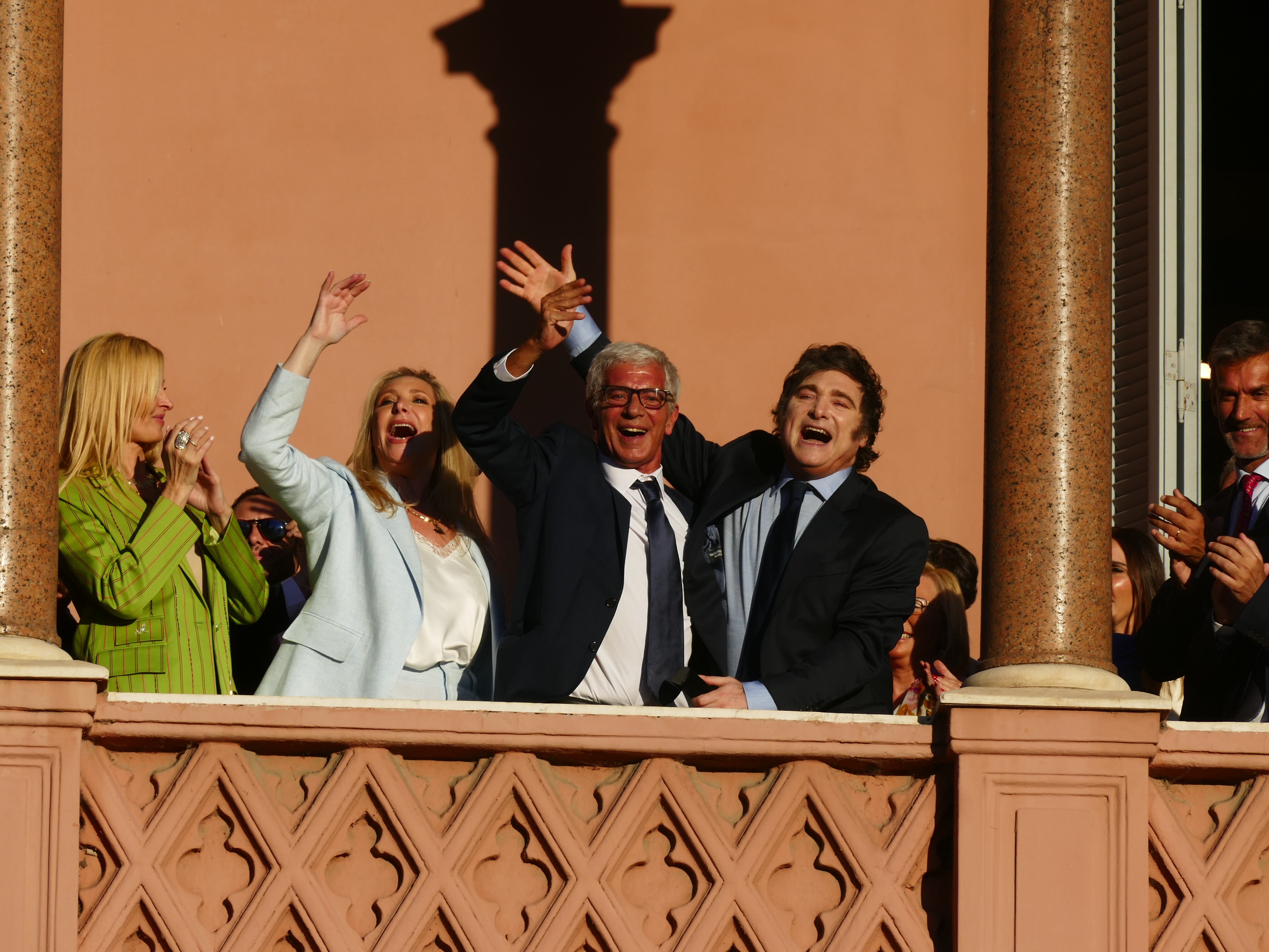 Javier Milei en la Casa Rosada. El Presidente junto a su gabinete en la previa de su cadena nacional a un año del inicio de la gestión. (Clarín)