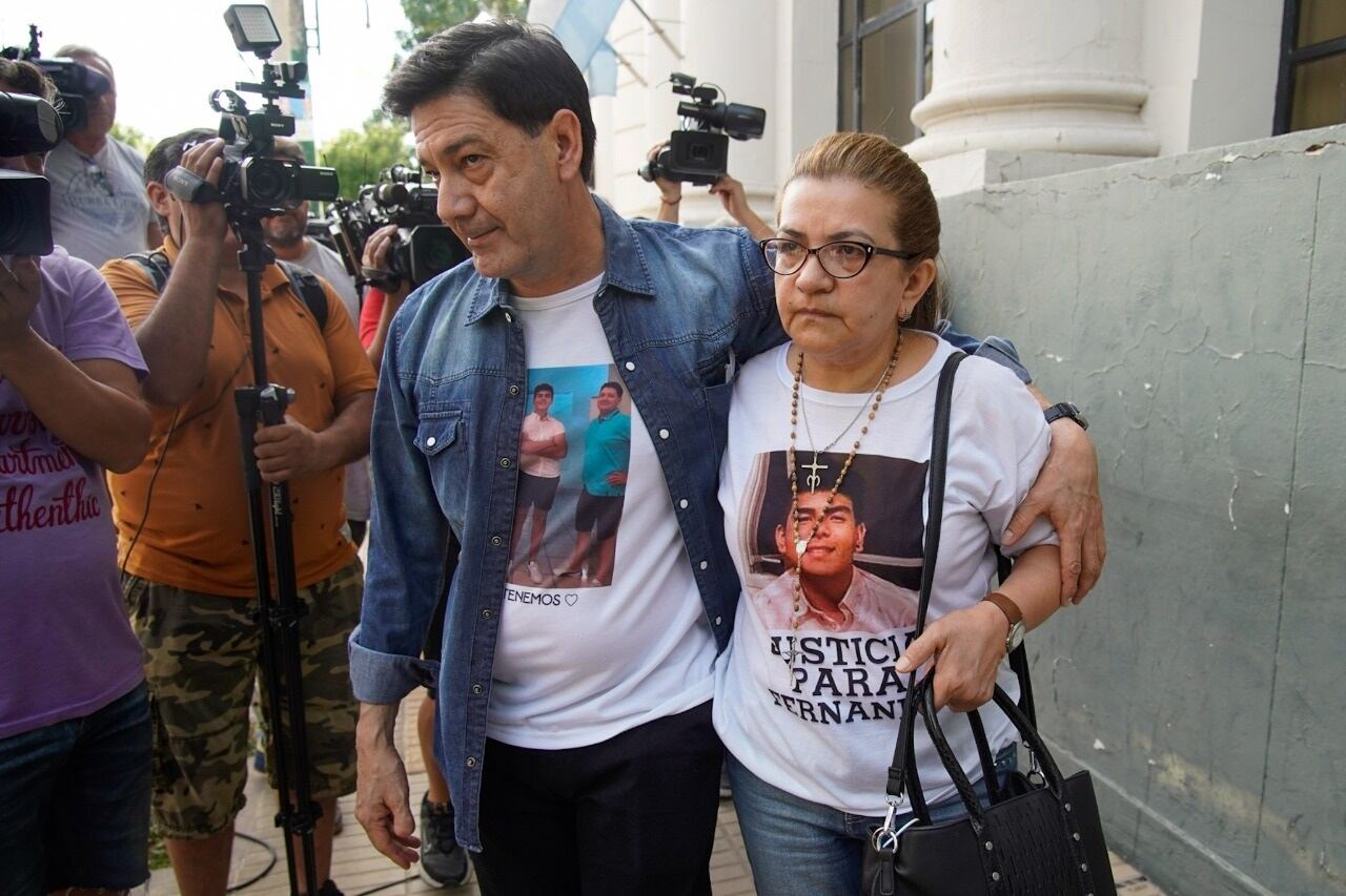 Los padres de Fernando Báez Sosa en el tribunal de Dolores (Clarín).