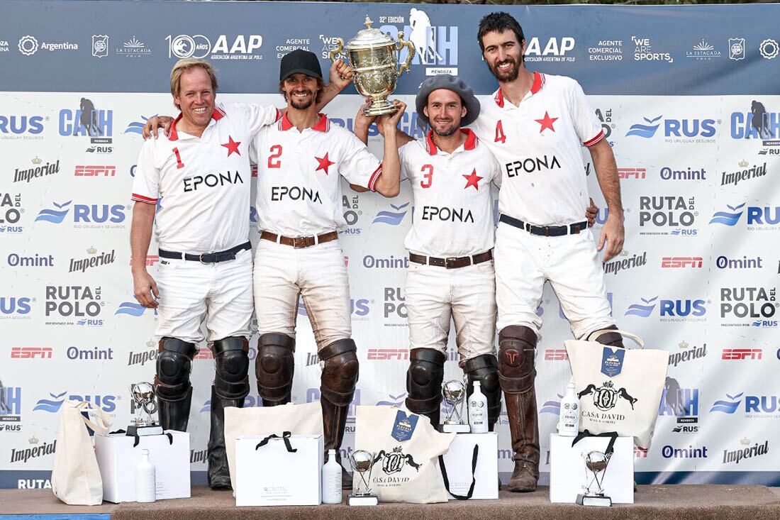 Los campeones, con la foto histórica, tras recibir al premio como el mejor equipo del campeonato.