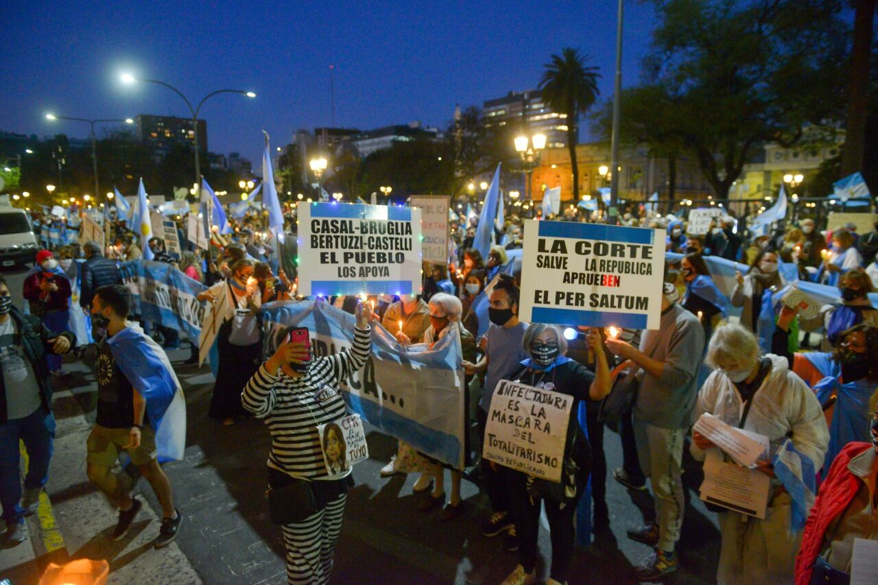 Con banderas argentinas y carteles contra el Gobierno, varios grupos de personas se congregaron ante el Palacio de Justicia.