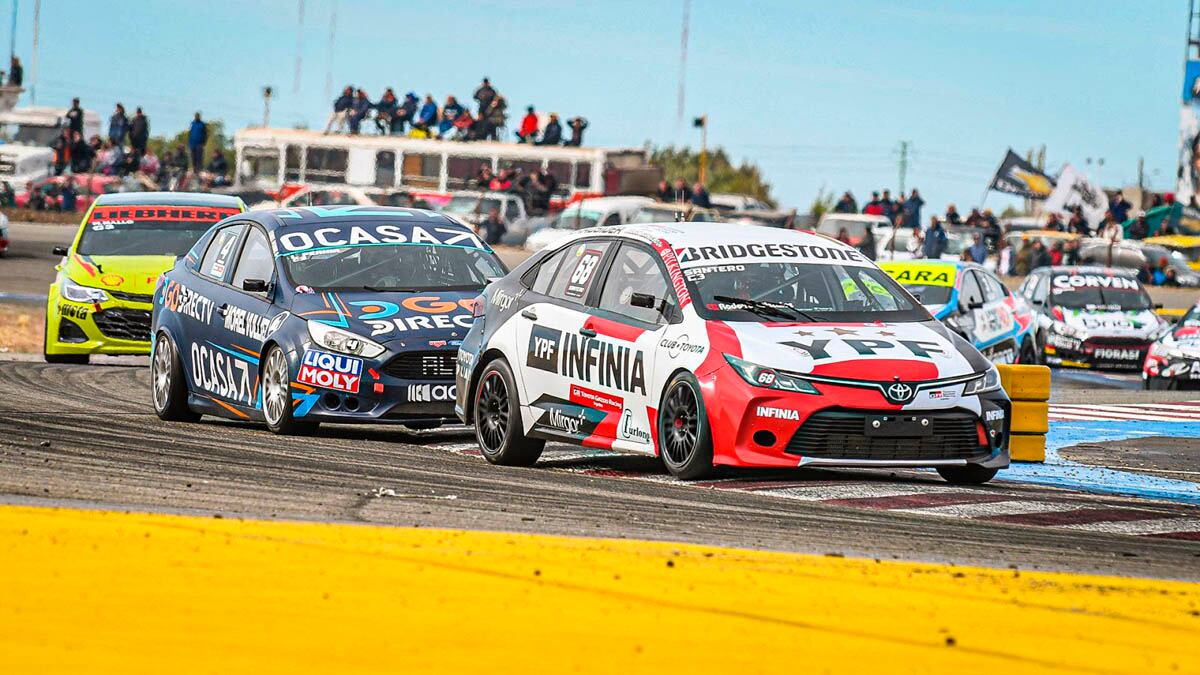 Santero se adueño de la punta de la carrera en el cuarto giro cuando superó el Ford de Leonel Pernía. 