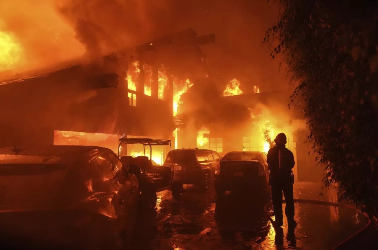 Un voraz incendio forestal, denominado “Franklin”, arrasó la noche del lunes en Malibu (Foto: Twitter Pleno Informativo)