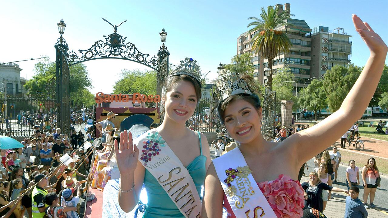 Vendimia 2023   Carrusel de las Reinas 
 La gente colmó  las calles céntricas de Mendoza para celebrar junto a las 18 reinas y distintas agrupaciones culturales y sociales, que reflejan el espíritu local.


Foto: Orlando Pelichotti